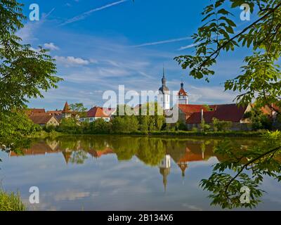 Blick auf Prichsenstadt mit Kirche und Stadtturm, Unterfranken, Landkreis Kitzingen, Bayern, Deutschland Stockfoto