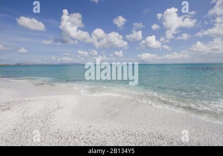 Das atemberaubende Meer am Strand von Stintino. Insel Sardinien, Italien Stockfoto