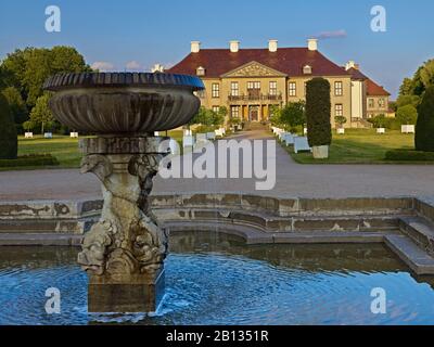 Schloss Oranienbaum mit Delfinbrunnen, Sachsen-Anhalt, Deutschland Stockfoto