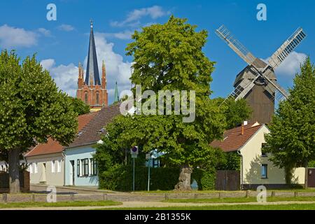 Historisches Zentrum mit Windmühle und Heilig-Geist-Kirche in Werder, Brandenburg, Deutschland Stockfoto