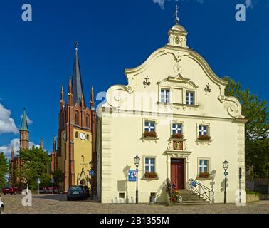 Historisches Zentrum mit Rathaus und Heilig-Geist-Kirche in Werder, Brandenburg, Deutschland Stockfoto