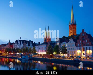 Blick nach Obertrave mit St. Marys von Lübeck und St. Peters Kirche, Lübeck, Schleswig-Holstein, Deutschland Stockfoto