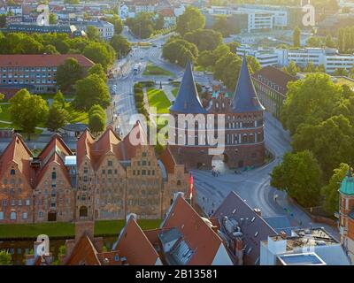 Lagerhallen und Holstentor, Hansestadt Lübeck, Schleswig-Holstein, Deutschland Stockfoto