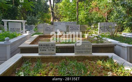 Istanbul, Türkei - 17. September 2019. Grabsteine mit osmanisch-türkischer Schrift auf dem Karacaahmet-Friedhof im Stadtteil Uskudar in Istanbul. Stockfoto