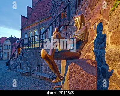 Eulenspiegelbrunnen auf dem Markt in Mölln, Kreis Herzogtum Lauenburg, Schleswig-Holstein, Deutschland Stockfoto