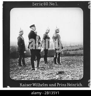 Projektion für alle - der Weltkrieg: Siegerleiche Führer Serie 60. Nr. 1. Kaiser Wilhelm und Prinz Heinrich. - die Firma "Projektion für alle" wurde 1905 von Max Skladanowsky (1861-1939) gegründet. Sie produzierte bis zum Jahre 1928 fast 100 Serien zu je 24 Glasdias im Format 8,3 x 8,3 cm im Sog. Bromsilber-Gelatin-Trockenplatten Verfahren. Die ersten Städte vor allem in den Bundesländern, Länder aber auch Märchen und Sagen, das alte Testament und der Erste Weltkrieg. Stockfoto