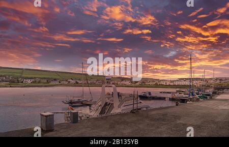 Ther Maidens Hafen in der Nähe von Girvan in Schottland bei Sonnenuntergang mit dramatischen roten Skys. In South Ayrshire gelegen, ist es ein kleines Fischerdorf, das das lo bedient Stockfoto