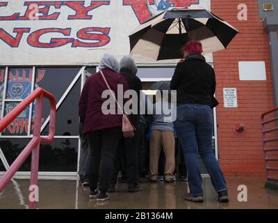 Las Vegas, Nevada, USA. Februar 2020. Caucus wartet in der Reihe, um sich während eines Regenstaus an der Valley High School in Las Vegas, Nevada Credit zu registrieren: Sue Dorfman/ZUMA Wire/Alamy Live News Stockfoto