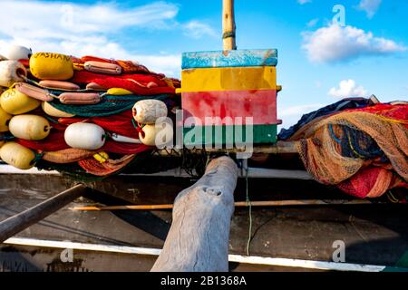 Netze und schwimmt auf einem Ski Lankan Fischerboot Stockfoto