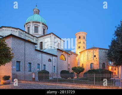 Ravenna - Der Dom und das Baptisterium Battistero Neoniano in der Abenddämmerung. Stockfoto