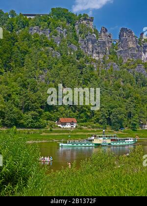 Raddampfer auf der Elbe mit Bastei Rock, Sachsen, Deutschland Stockfoto