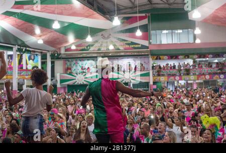 Rio De Janeiro, Brasilien. Februar 2020. Tänzer treten während einer Probe in der Samba-Schule "Estacao Primeira de Mangueira" auf. Eine der besten und beliebtesten Samba-Schulen Brasiliens fordert auch die stetig wachsende Zahl religiöser Menschen des Landes heraus. Die Parade der Samba-Schule "Estacao Primeira de Mangueira" führte bereits zu einem großen Gespräch in Rio de Janeiro, bevor die Mangueira begannen, die Samba-Schulen zu verlegen. Weil der Jesus der 'Mangueira' schwarz ist, hat er einheimisches Blut, kommt in den Körper einer Frau. Kredit: Pedro Prado / dpa / Alamy Live News Stockfoto