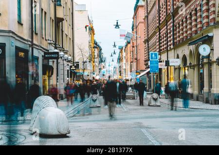 Drottninggatan - Stockholms wichtigste Einkaufsstraße. Menschenmenge. Februar 2020, Stockholm Schweden Stockfoto
