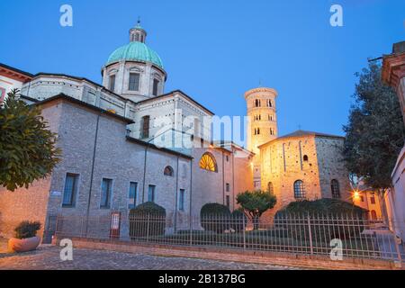 Ravenna - Der Dom und das Baptisterium Battistero Neoniano in der Abenddämmerung. Stockfoto