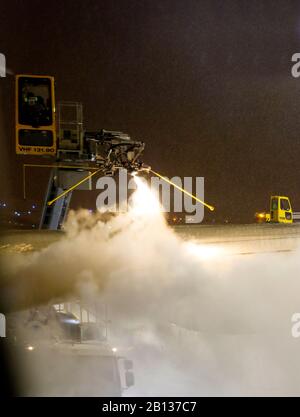 Flugzeug-Anti-ICE-Verarbeitung. Flughafen Helsinki. Finnland Stockfoto