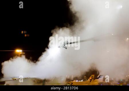 Flugzeug-Anti-ICE-Verarbeitung. Flughafen Helsinki. Finnland Stockfoto