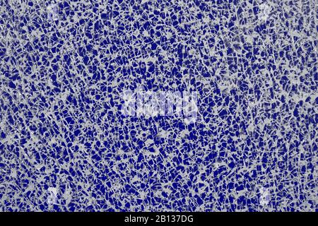 Weiße Textur einer gerissenen Glasscheibe Stockfoto