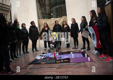 Eine Gruppe von Frauen bildet eine menschliche Kette, während sie während eines Protestes gegen geschlechtsspezifische Gewalt in Mexiko teilnehmen.mexikanische Frauen, die in Spanien leben, nehmen an einem Protest gegen den Feminizid der siebenjährigen Fatima Cecilia Aldrighett in Mexiko Teil. Sie fordern auch Gerechtigkeit und Verantwortung gegenüber der Regierung von Manuel Lopez Obrador. Stockfoto