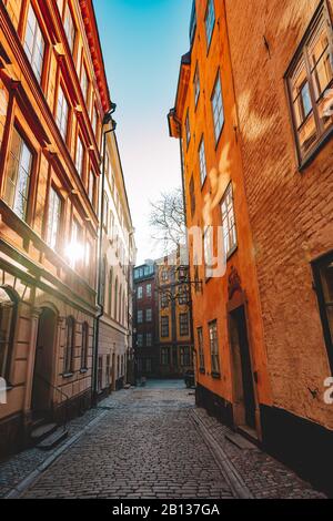 Schöne, gemütliche, enge Straße in Gamla Stan - Altstadt von Stockholm. Historische europäische Gebäudefassaden Stockfoto