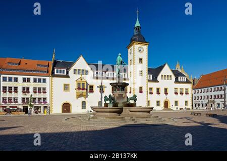 Obermarkt mit Rathaus und Brunnenanalage mit Otto dem reichen in Freiberg, Landkreis Mittelsachsen, Sachsen, Deutschland Stockfoto