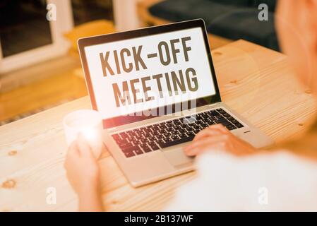 Konzeptionelles Handschreiben mit Kick Off Meeting. Konzept bedeutet das erste Treffen mit dem Projektteam und dem Kunden Stockfoto