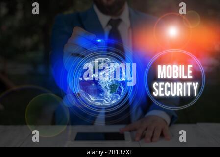 Hinweis zur mobilen Sicherheit. Geschäftskonzept für die Sicherung von Daten auf mobilen Geräten wie Smartphones Elemente dieses Bildes liefern Stockfoto