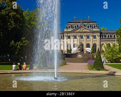 Schlossgarten mit Orangerie und Springbrunnen in Fulda, Hessen, Deutschland Stockfoto