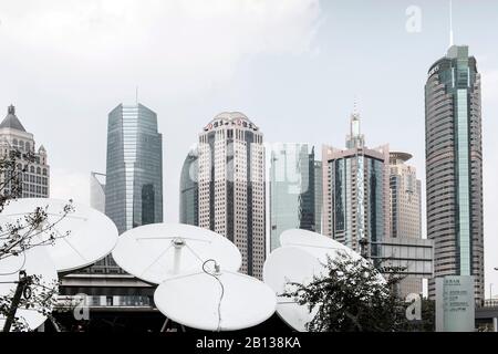 Skyline- und Satellitengerichte, Lujiazui, Pudong, Shanghai, China Stockfoto