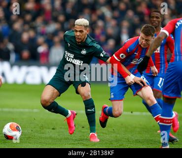 LONDON, GROSSBRITANNIEN. 22. Februar Joelinton von L-R Newcastle United und James McCarthy von Crystal Palace während der englischen Premier League zwischen Crystal Palace und Newcastle United im Selhurst Park Stadium, London, England am 22. Februar 2020 Credit: Action Foto Sport/Alamy Live News Stockfoto