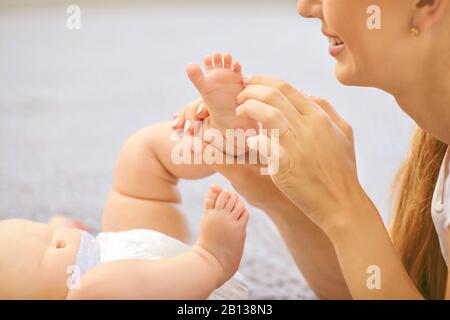 Beine und Hände von Kleinkindern Stockfoto