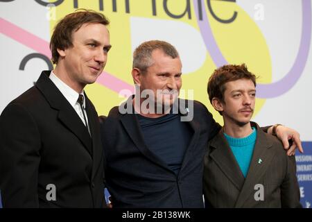 Lars Eidinger, Vadim Perelman und Nahuel Perez Biscayart auf der Pressekonferenz für den Film Persischer Unterricht auf dem 70. Internationalen Filmfestival der Berlinale am Samstag, 22. Februar 2020, Hotel Grand Hyatt, Berlin, Deutschland. Foto: Doreen Kennedy Stockfoto