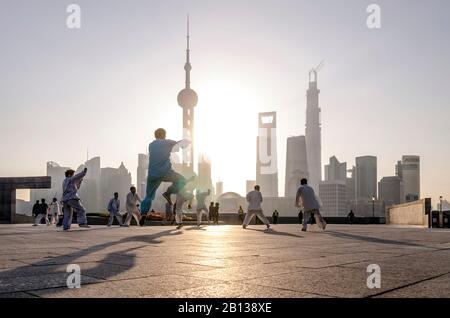 Tai Chi, Promenade, der Bund, Shanghai, China Stockfoto