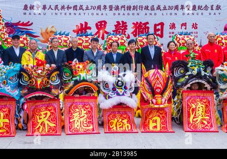 Tänzer warten auf eine Vorstellung während des Macau International Dragon and Lion Dance Day im Praca da Amizade in Macau Stockfoto