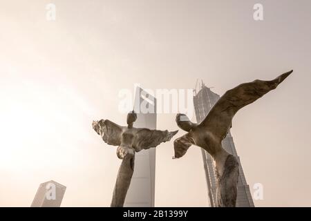 Skulpturen und Wolkenkratzer, Lujiazui Green Park, Lujiazui, Pudong, Shanghai, China Stockfoto