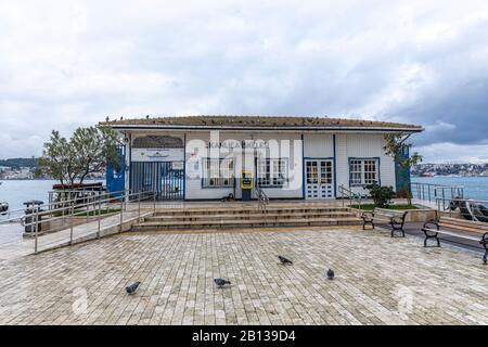 Istanbul, Türkei - 30 Aralık 2018; Blick auf die Kanlica Fährstation in Istanbul. Istanbul, Türkei. Blick auf den Bezirk Kanlica am Bosporus. Stockfoto