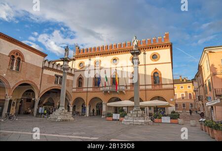 Ravenna, ITALIEN - 28. JANUAR 2020: Der Platz Piazza del Popolo in der Abenddämmerung. Stockfoto