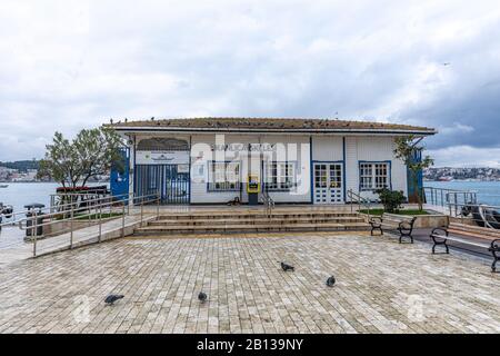 Istanbul, Türkei - 30 Aralık 2018; Blick auf die Kanlica Fährstation in Istanbul. Istanbul, Türkei. Blick auf den Bezirk Kanlica am Bosporus. Stockfoto