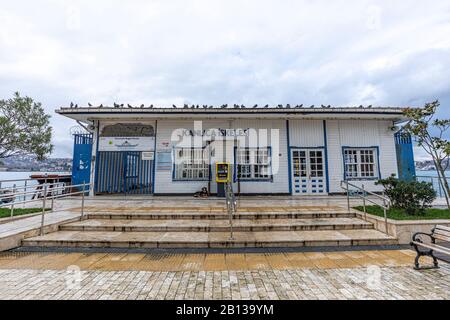 Istanbul, Türkei - 30 Aralık 2018; Blick auf die Kanlica Fährstation in Istanbul. Istanbul, Türkei. Blick auf den Bezirk Kanlica am Bosporus. Stockfoto