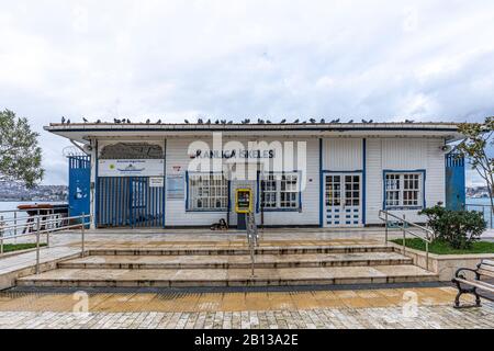 Istanbul, Türkei - 30 Aralık 2018; Blick auf die Kanlica Fährstation in Istanbul. Istanbul, Türkei. Blick auf den Bezirk Kanlica am Bosporus. Stockfoto