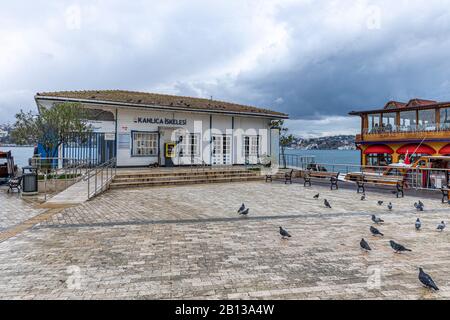 Istanbul, Türkei - 30 Aralık 2018; Blick auf die Kanlica Fährstation in Istanbul. Istanbul, Türkei. Blick auf den Bezirk Kanlica am Bosporus. Stockfoto