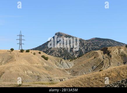 Schöner Blick auf den Berg Ai-Georg in der Nähe der Stadt Sudak von der Oststraße nahe der nördlichen Seite des kaps Alchak, Krim, Russland. Stockfoto