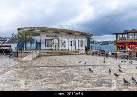 Istanbul, Türkei - 30 Aralık 2018; Blick auf die Kanlica Fährstation in Istanbul. Istanbul, Türkei. Blick auf den Bezirk Kanlica am Bosporus. Stockfoto