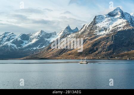 Fischerboot auf Selfjord, Lofoten, Norwegen Stockfoto