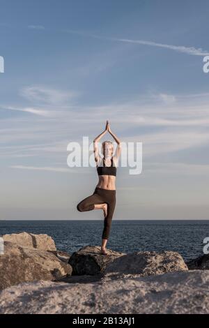 Frau, die Yoga, Amadores, Gran Canaria, Spanien praktiziert Stockfoto