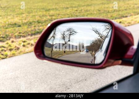 Landschaft im Spiegel eines Autos. Bild Landschaft am Seitenspiegel, Konzept Reisen. Blick auf die Fahrzeugscheibe am Rückspiegel Stockfoto