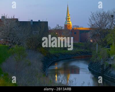 Kirche St. Martini et Nicolai in Steinkirchen mit Fluss Lühe,Altes Land,Landkreis Stade,Niedersachsen,Deutschland,Europa Stockfoto
