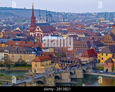 Blick auf die Kollegiatkirche Haug mit Marienkapelle, Alte Mainbrücke in Würzburg, Unterfranken, Bayern, Deutschland, Europa Stockfoto