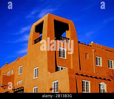 Adobe-Architektur im Stadtzentrum von Santa Fe, New Mexico, USA Stockfoto