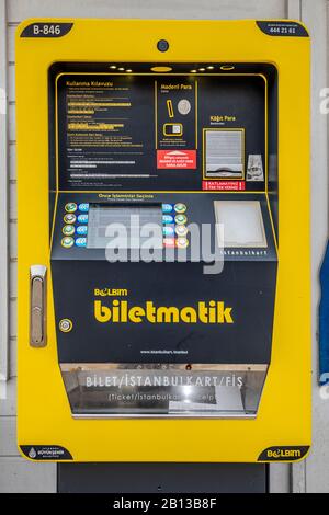 Istanbul, Türkei - 30 Aralık 2018; Istanbul Metropolitan Municipality Istanbul Travel Card Money Loading Machines in Beykoz Distrikt Kanlica Ferry Stockfoto