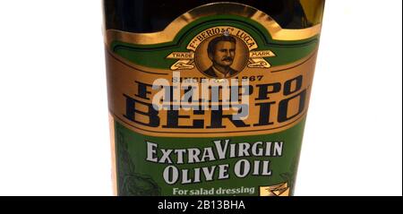Das Etikett auf einer Flasche Filippo Berio extra natives Olivenöl Stockfoto